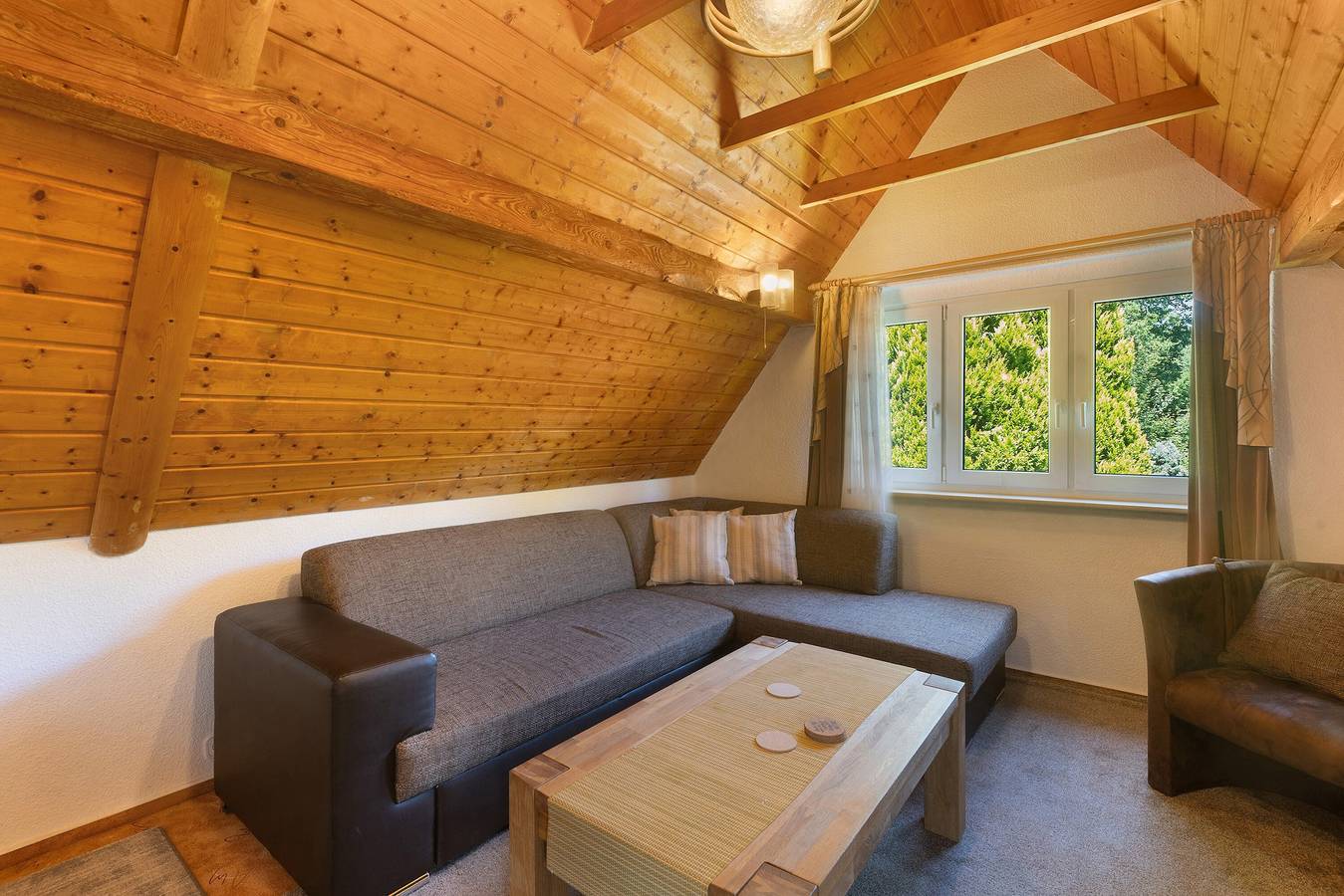 Appartement entier, Appartement 'Demberg' avec vue sur les montagnes, terrasse partagée et Wi-Fi in Schmallenberg, Arrondissement du Haut-Sauerland