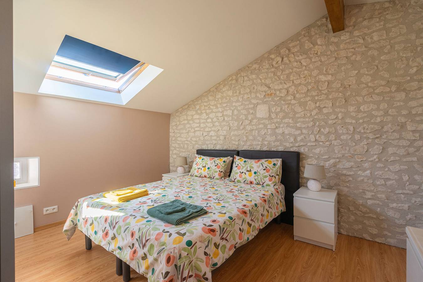 Holiday Home 'Pâquerette' with Shared Pool, Private Terrace and Wi-Fi in Saint-Seurin-de-Palenne, Saintes region