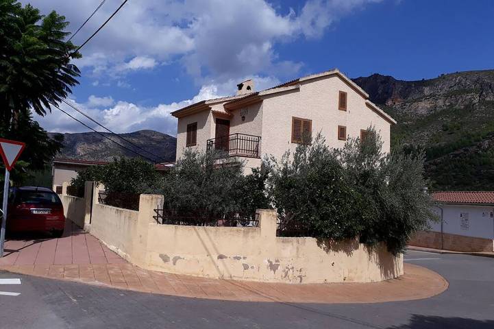 Chalet para 6 personas, con jacuzzi además de jardín y balcón - 1