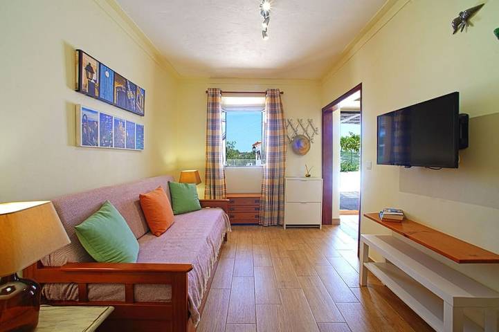 Agréable appartement dans une maison de vacances avec climatisation, WIFI, piscine, TV, terrasse in Paderne, District de Faro