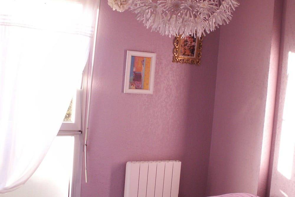Hel lejlighed, T2 cute with terrace and garden, 1 min from the port of Brusc, 4 min from the beaches. in Le Brusc, Six-Fours-les-Plages