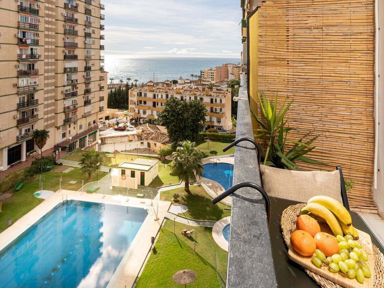 Entire holiday apartment, Sea View Apartment: AC, Pool, Balcony, WiFi in Benalmádena Costa, Benalmádena