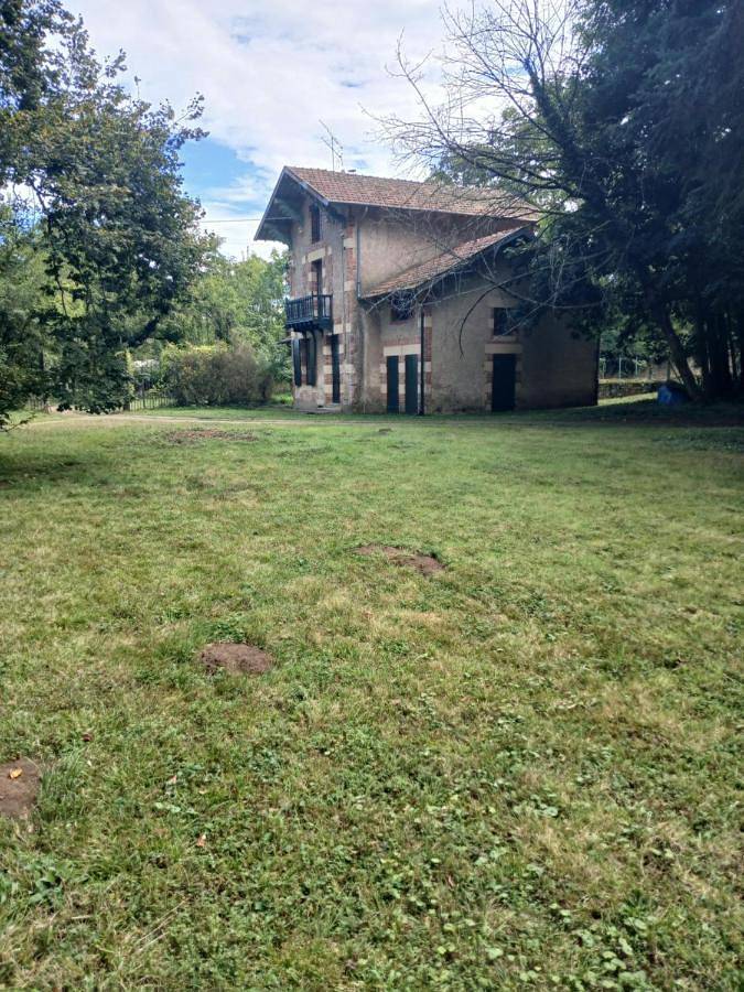 Chambre d’hôte pour 2 personnes, avec Terrasse ainsi que Jardin et Vue à Challuy