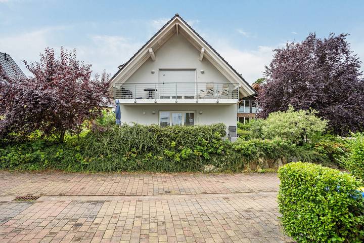 Geheel appartement, Appartement 'Haus 44 Og' met uitzicht op het meer, privétuin en wifi in Röbel, Müritz