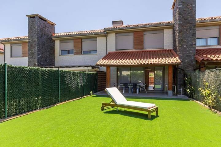 Apartamento para 6 personas, con Terraza además de Jardín y Piscina en Cirueña
