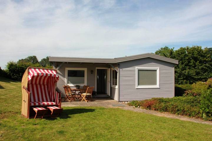 Ferienhaus für 3 Personen, mit Terrasse und Garten sowie Seeblick und Ausblick