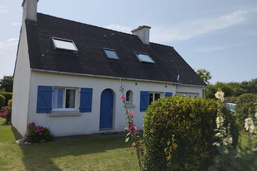 5 minutes from the beach, neo-Bretonne house with large enclosed garden. in Plouguerneau, Brest region