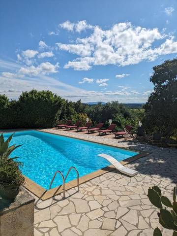 Gîte pour 2 personnes, avec vue ainsi que piscine et jardin à Tornac