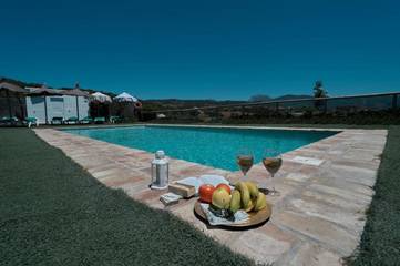 Casa rural para 18 personas, con jardín además de piscina y vistas en Prado del Rey