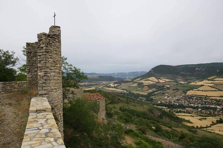 Location de vacances pour 2 personnes, avec vue et terrasse à Saint-Georges-de-Luzençon