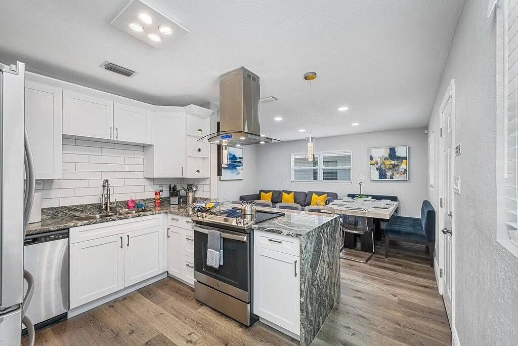 Contemporary & Fully Updated Heated Pool Home in Tampa, Tampa Bay