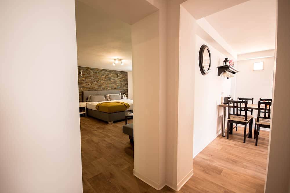 Ganze Wohnung, Neue Ferienwohnung nur 8 Minuten zum Strand, inmitten eines idylischen Garten in Vogelsang-Warsin, Vorpommern Greifswald