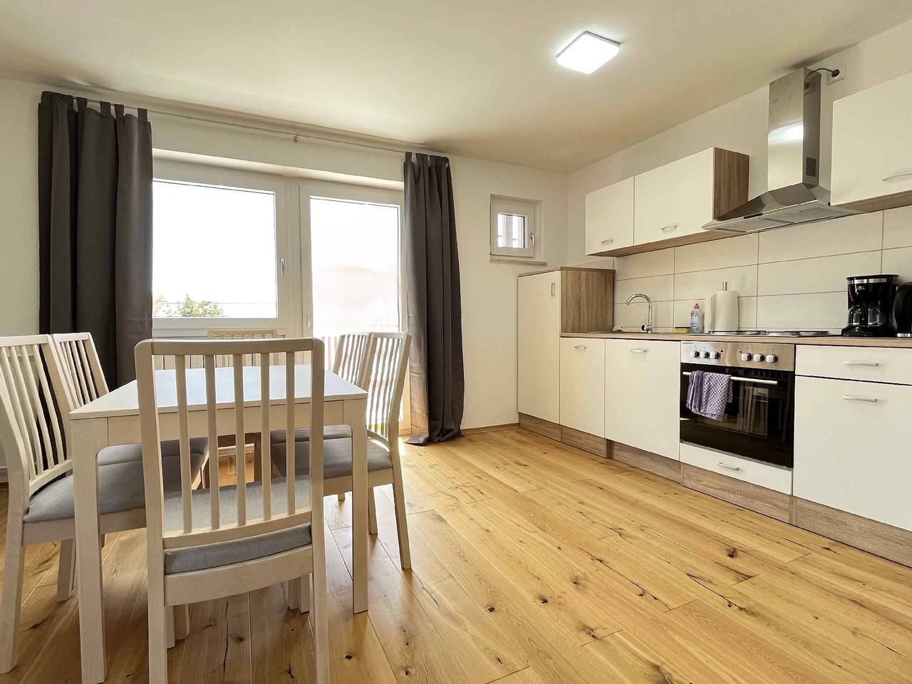 Ganze Ferienwohnung, Sad154 Moderne Monteurwohnung mit Balkon in Schwandorf, Ostbayern