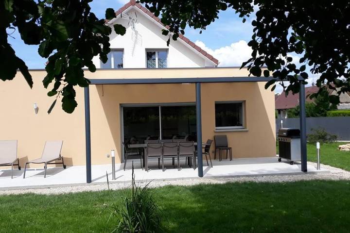 Location de vacances pour 10 personnes, avec Terrasse ainsi que Jardin et Vue à Savigny-en-Revermont