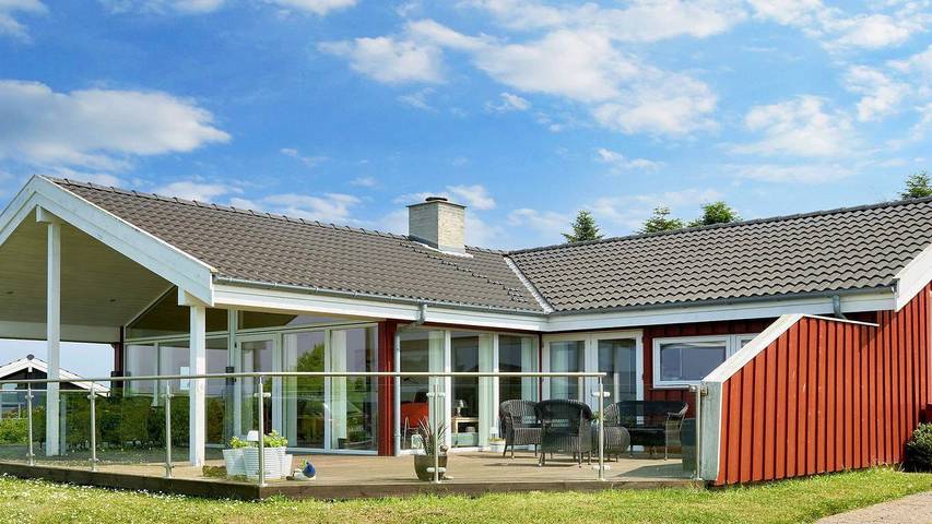 Ferieudlejning for 6 personer, med jacuzzi og sauna samt terrasse i Sandvig