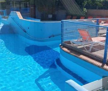 Camping pour 5 personnes, avec piscine et terrasse ainsi que jardin et jacuzzi dans Côte d’Émeraude