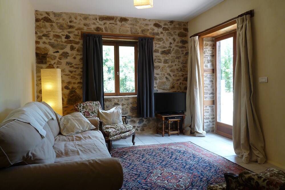 River View Cottage with private heated pool and garden, at Chez Bigot in Busserolles, Parc naturel régional Périgord-Limousin