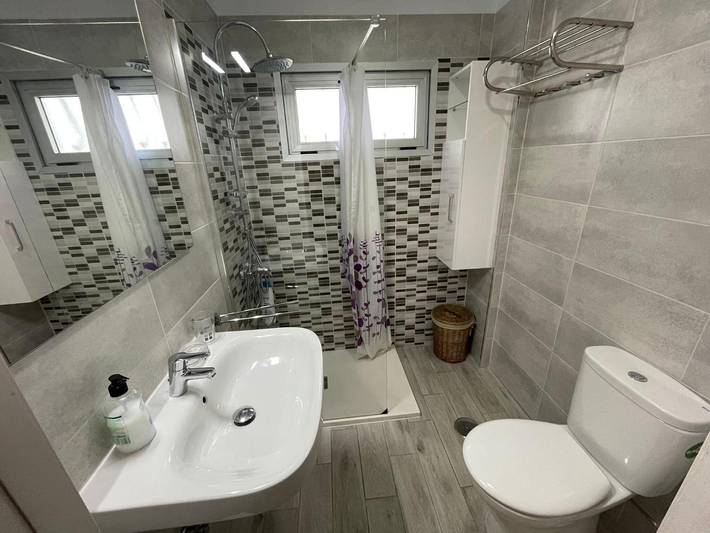 Apartamento entero, Apartamento vacacional 'Cozy Playa Las Américas' con vistas al mar, balcón y Wi-Fi in Playa de Troya, Adeje