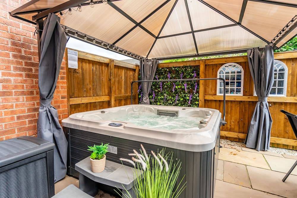 The Ebor House  - sleeps 7 guests in 3 bedrooms with hot tub in York, Yorkshire and the Humber