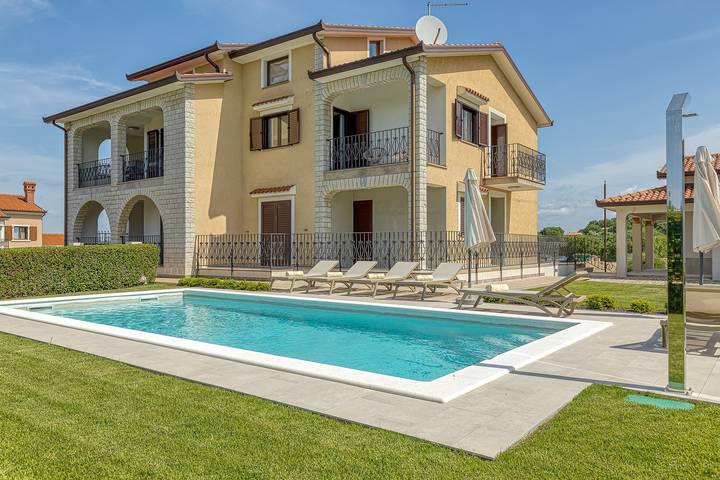 Ferienhaus für 6 Personen, mit Balkon/Terrasse und Garten sowie Pool in Ferenci