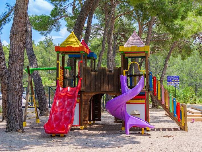Camping Solaris Amadria Park Šibenik  - Mobilheim 6 personen - Mobilheim | Comfort | 2 Zi. | 4/6 Pers. | Erhöhte Terrasse | 2 Bäder | Klima. in Sibenik, Šibenik-Knin