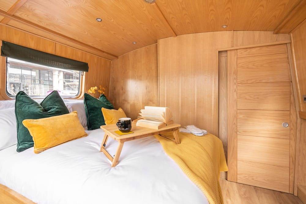 Luxury Boat, Floating Barge Accommodation in Edinburgh, Edinburgh and Lothian