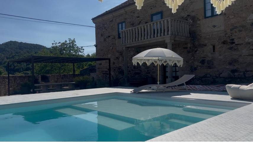 Casa rural para 16 personas, con jardín además de piscina y vistas, Se admiten mascotas en Galicia