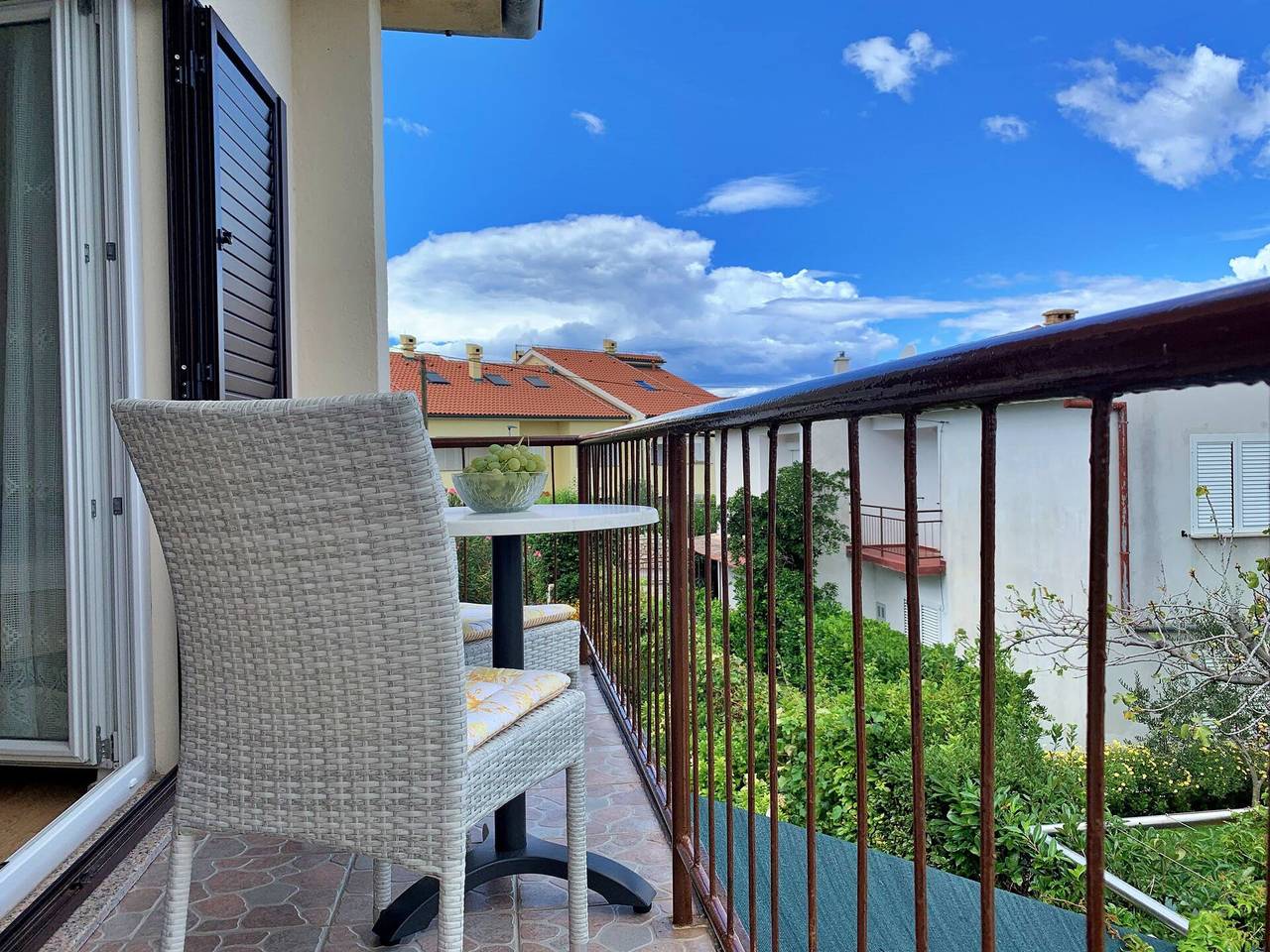 Ganze Wohnung, Apartment Nevenka - 130 m vom Meer und Strand entfernt, Meerblick, Balkon, Terrasse, Grill in Silo (Krk), Krk