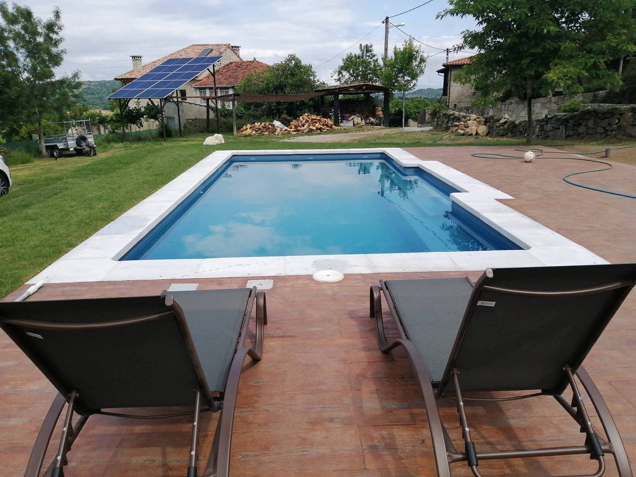 Apartamento entero, Apartamento 'Casa Agarimo' con piscina compartida, bañera de hidromasaje y barbacoa in Junquera de Ambía, Provincia de Orense