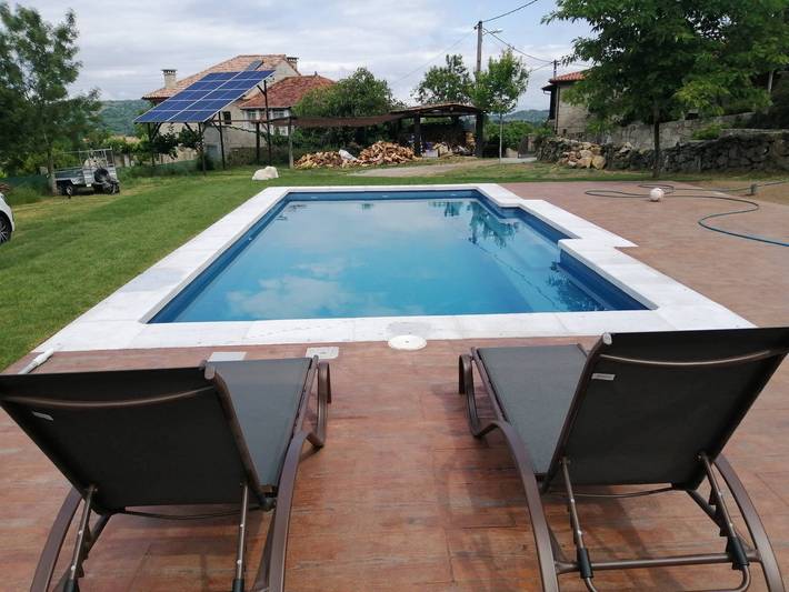 Apartamento entero, Apartamento 'Casa Agarimo' con piscina compartida, bañera de hidromasaje y barbacoa in Junquera de Ambía, Provincia de Orense