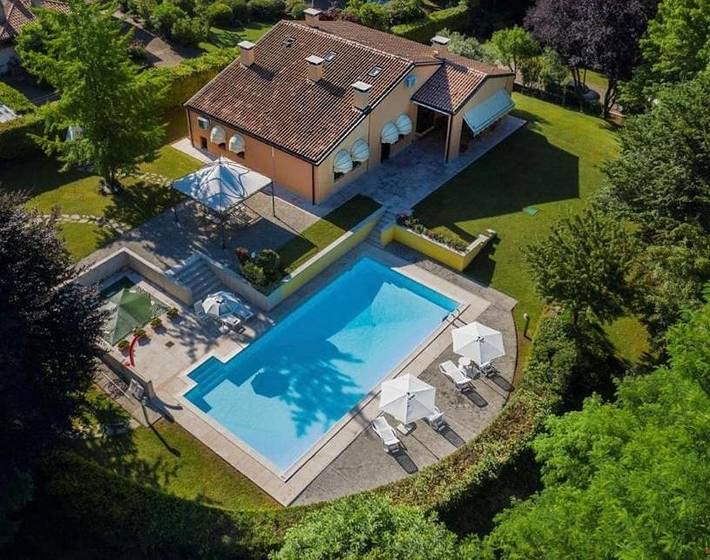 B&b per 2 persone, con Terrazza e Giardino nonché Piscina e Panorama a Montebelluna