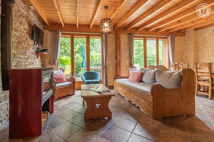 Gîte pour 8 personnes, avec jacuzzi ainsi que terrasse et sauna, animaux acceptés