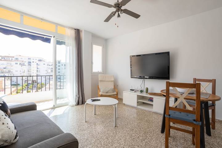 Apartamento entero, Apartamento 'Albaida 4J' con vistas al mar, piscina comunitaria y Wi-Fi in Nerja Centre, Nerja