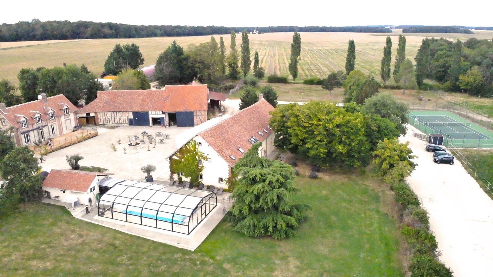 Domaine Les Maisons Blanches in Champignelles (Yonne), Région d'Auxerre