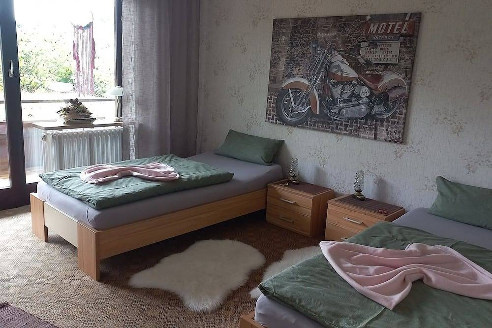 Ganze Wohnung, Ferienwohnung (130qm) mit schöner Aussicht in Sulzfeld, Rhön-Bayern