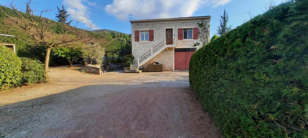 Gîte pour 2 personnes, avec jardin ainsi que vue et piscine à Méthamis