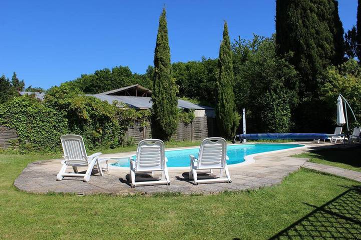 Maison de vacances pour 4 personnes, avec jacuzzi et terrasse ainsi que piscine et jardin