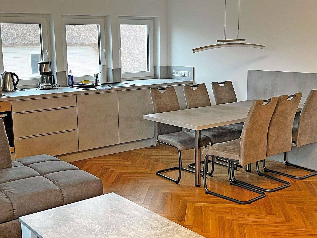 Ganze Wohnung, Moderne Fewo mit Kamin, ca. 1300m zum Sandstrand, 3 Schlafzimmer bis 6 Personen in Glowe, Rügen
