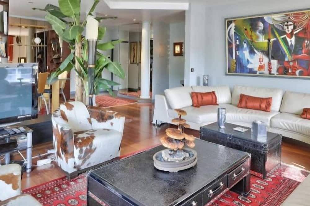 Entire apartment, 4 bedroom duplex in Paris in Neuilly-sur-Seine, Hauts-de-Seine