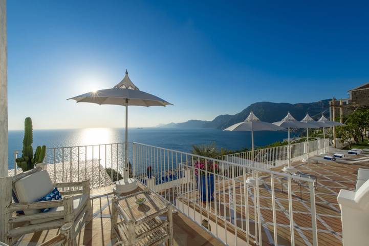 Location de vacances pour 6 personnes, avec terrasse ainsi que jardin et piscine à Praiano - 2