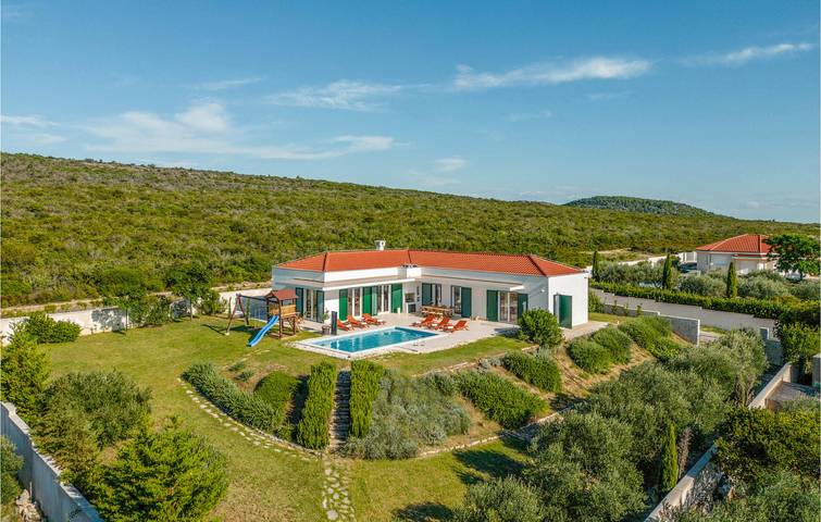 Ferienhaus für 8 Personen, mit Pool in Sukosan