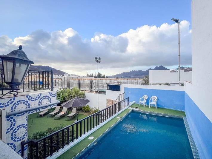 Chalet pour 10 personnes, avec Balcon et Terrasse ainsi que Jardin et Piscine