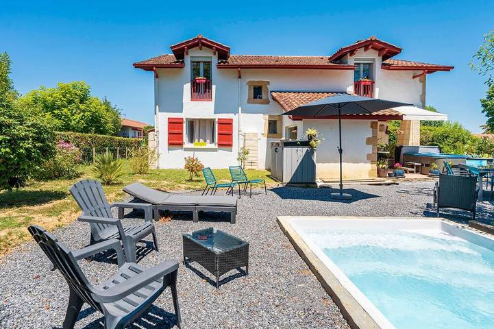 Alojamiento y desayuno para 6 personas, con piscina además de jardín y jacuzzi - 1