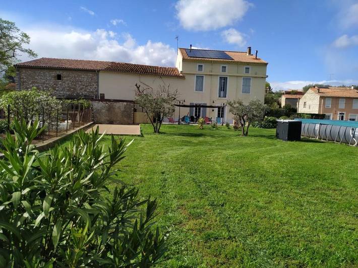 Location de vacances pour 4 personnes, avec piscine et jardin ainsi que terrasse et vue à Pierrerue - 2