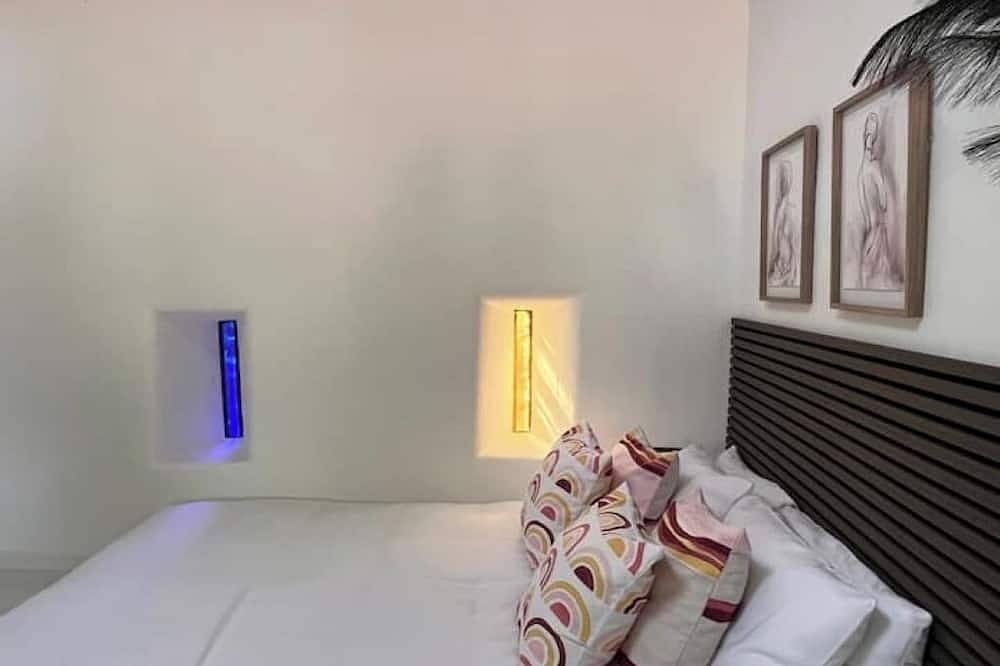 The Little Gem Stone Cottage Romantic Lakeside Retreat: Hot Tub, Sauna & Kayaks in County Cavan