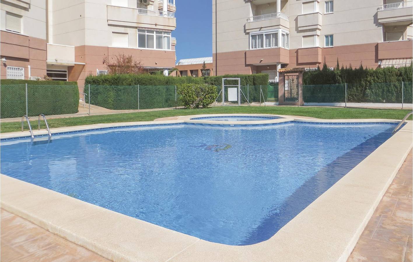 Entire holiday apartment, Beachside Apartment with WiFi, AC, Pool & Terrace in Torrevieja Centre, Torrevieja