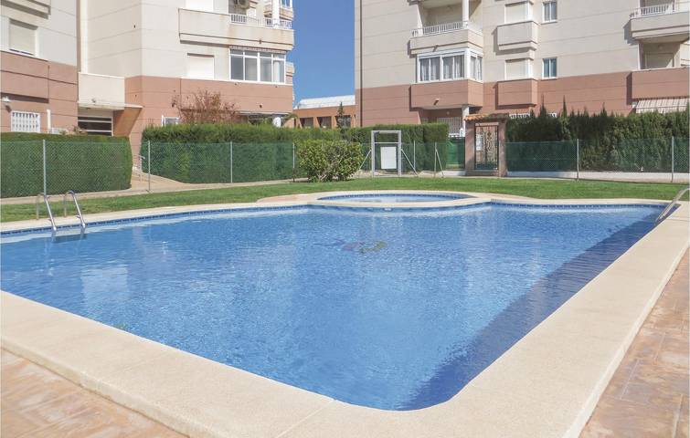 Apartamento vacacional entero, Apartamento junto a la playa con WiFi, aire acondicionado, piscina y terraza in Torrevieja Centro, Torrevieja