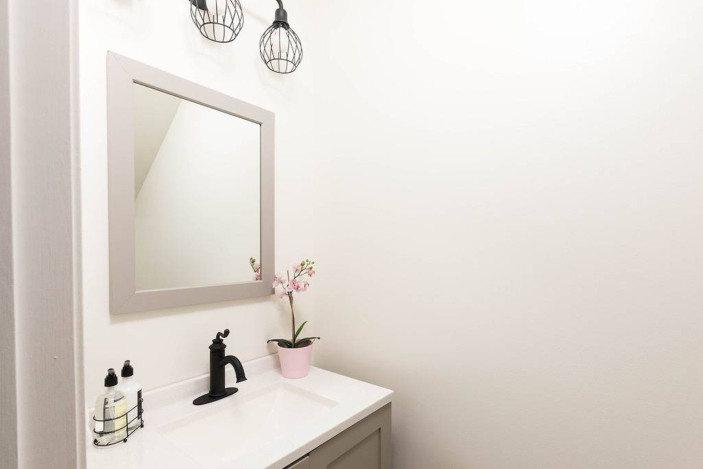 Escape to Luxury: Nashville's Chic Townhouse Haven/ Near Gulch and Downtown in Nashville, Tennessee