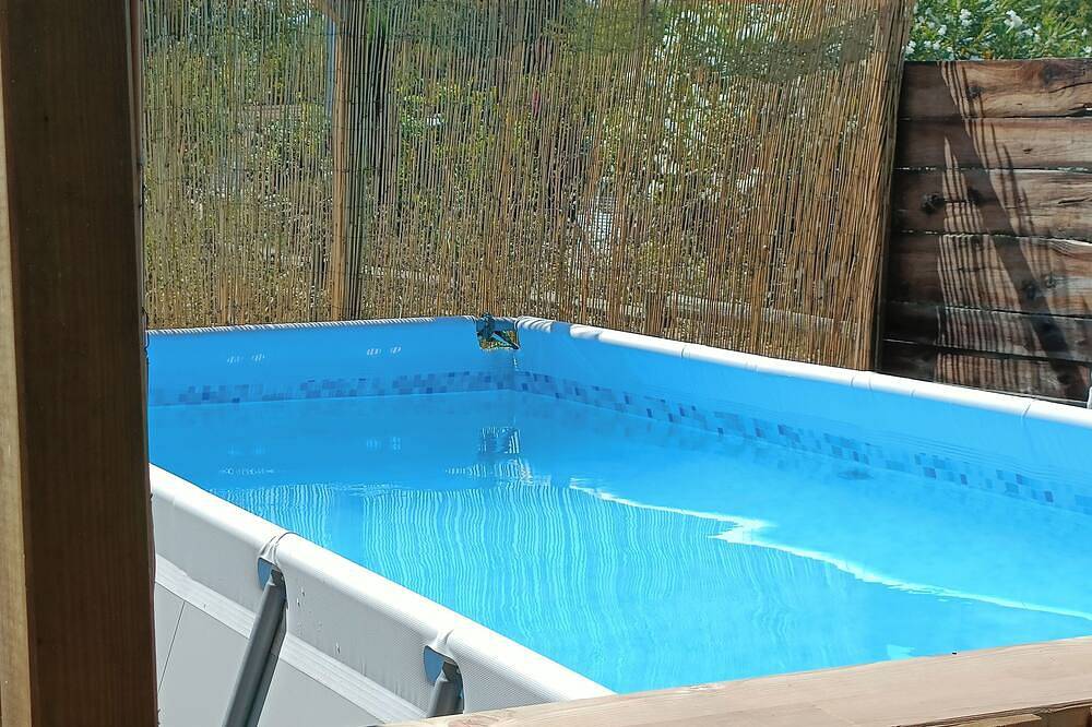 Charming 3-bedroom house boat with Ac, Wifi in beautiful Bellegarde in Bellegarde, Nimes region