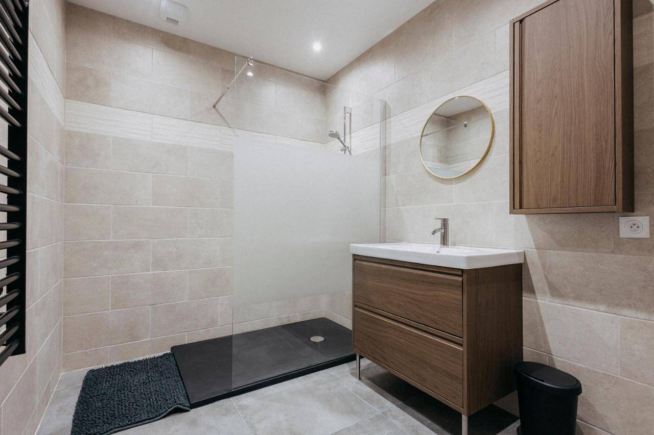 Appartement entier, La bâtisse des tuileries côté forêt in Lamure-sur-Azergues, Région de Villefranche-sur-Saône